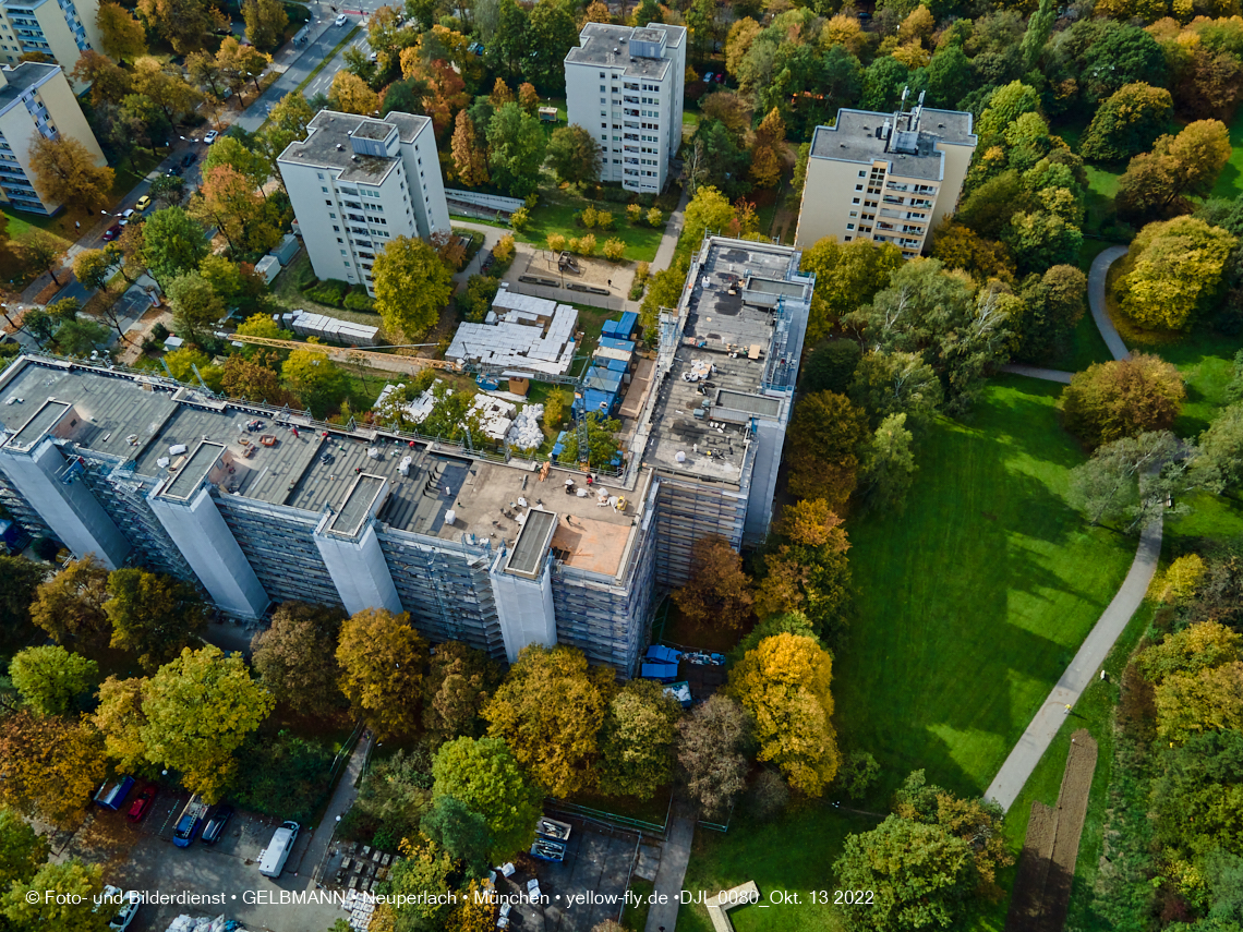 13.10.2022 - Fassadensanierung am Karl-Marx-Ring 11-21 in Neuperlach